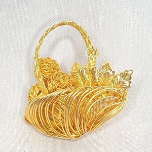 💎Basket Brooch Gold Tone Wire Weave Basket With Balls And Leaves